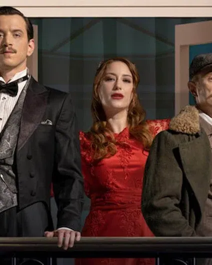 Постер сериала «Полночь в отеле пера палас»